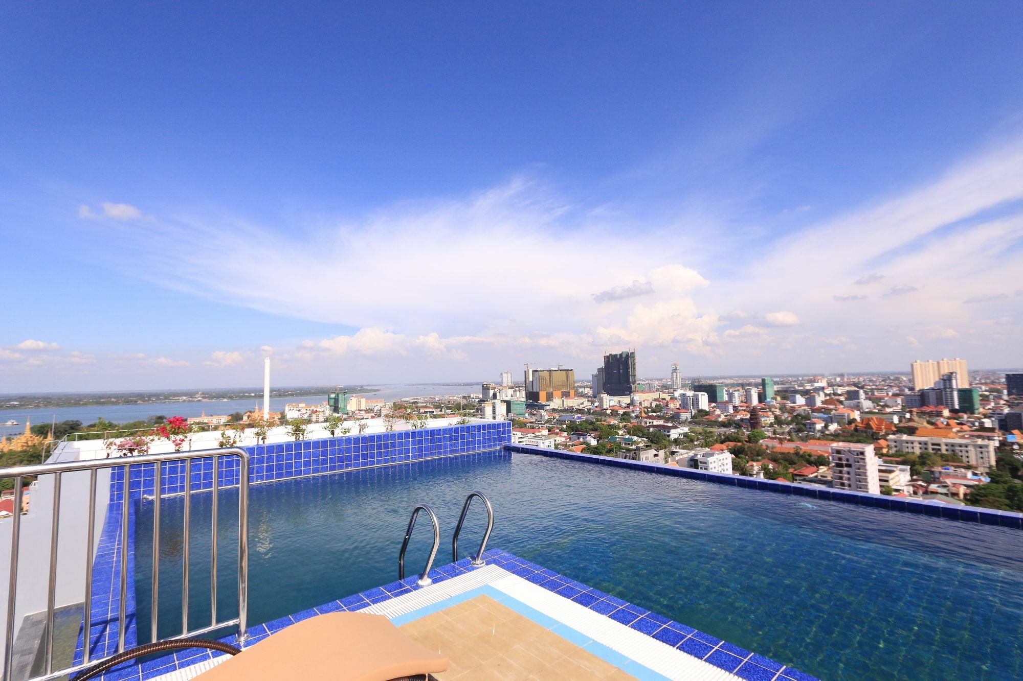 EASTLAND Hotel&Apartment Phnom-Penh Buitenkant foto
