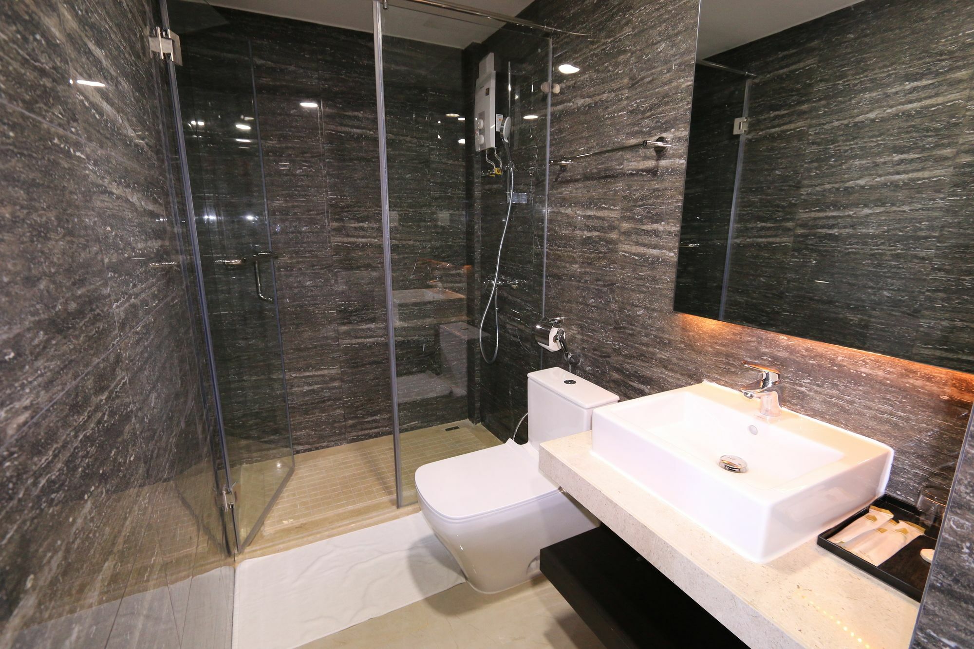EASTLAND Hotel&Apartment Phnom-Penh Buitenkant foto