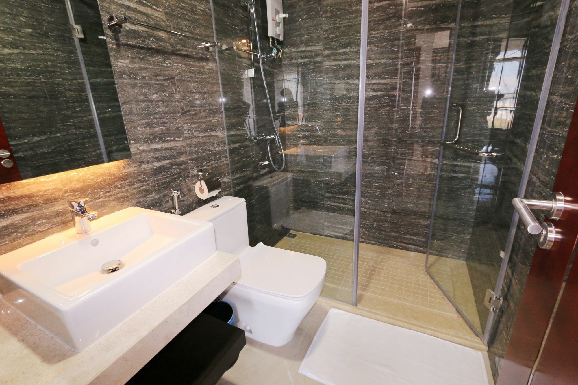 EASTLAND Hotel&Apartment Phnom-Penh Buitenkant foto