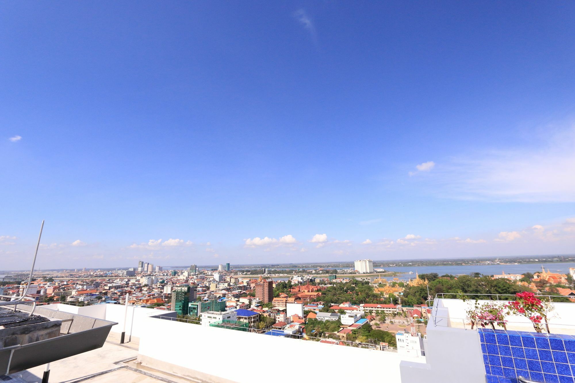 EASTLAND Hotel&Apartment Phnom-Penh Buitenkant foto